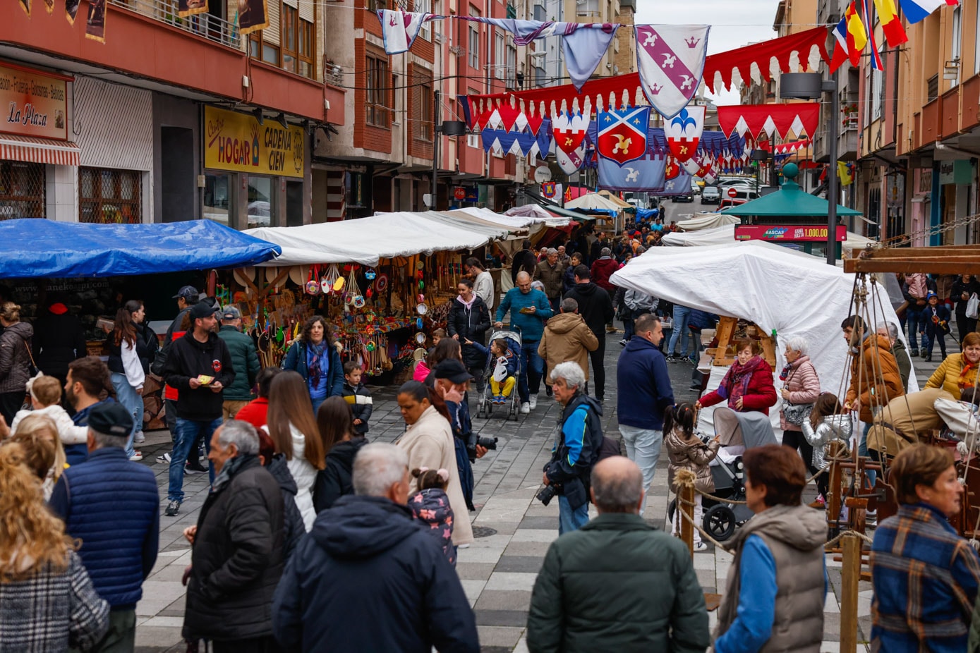 El mercado goyesco llena las calles de vecinos y curiosos.